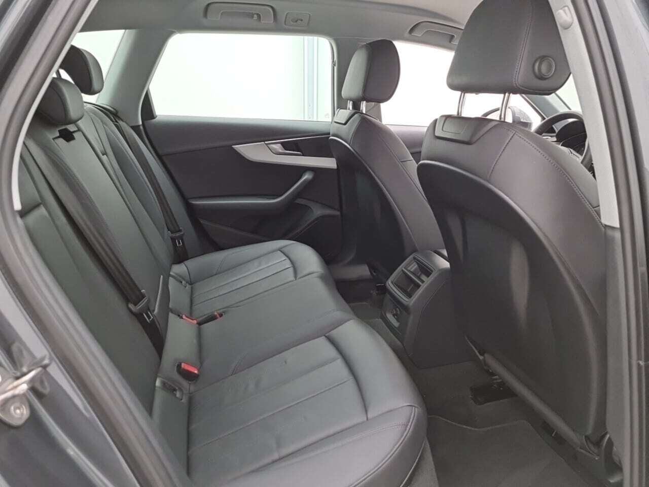 Audi A4 Avant 2.0 30 TDI S-Line 10