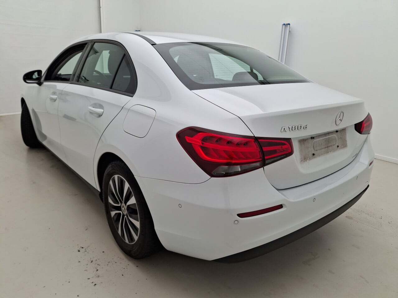 Mercedes-Benz A 180d Limousine 4
