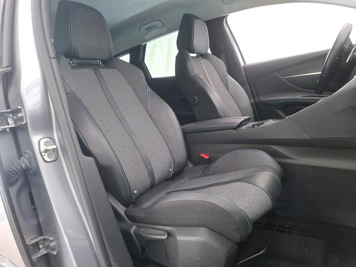 Peugeot 3008 1.2 PureTech Allure 8