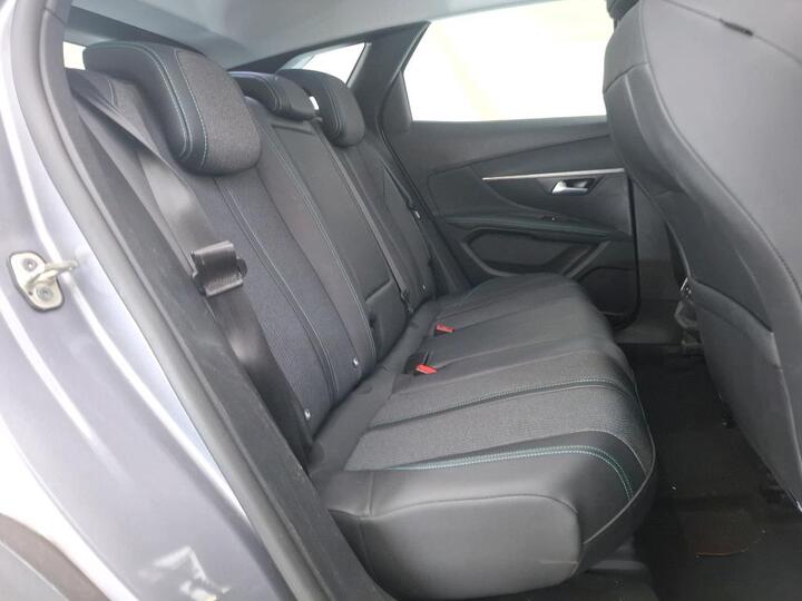Peugeot 3008 1.2 PureTech Allure 9