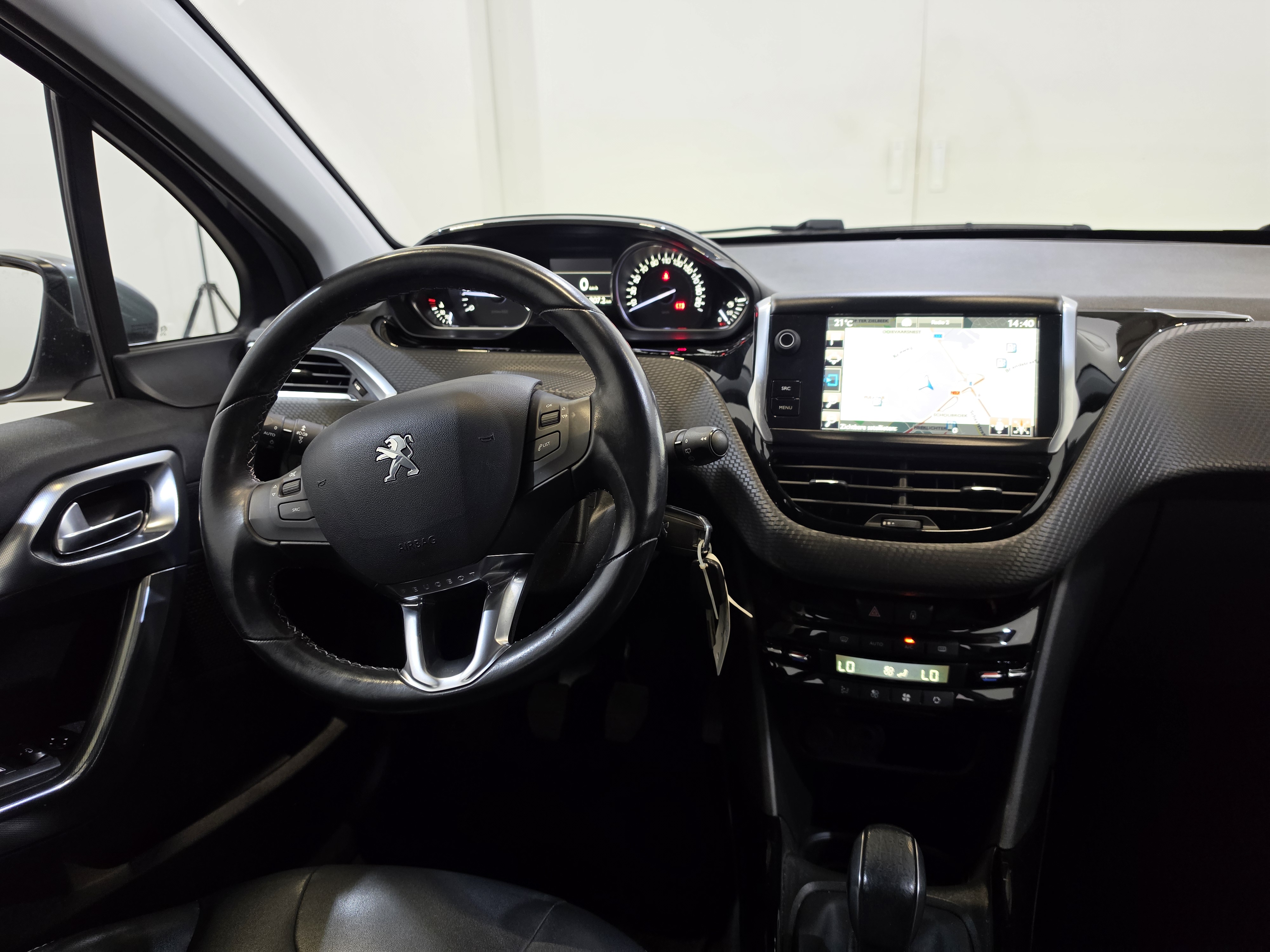 Peugeot 2008 1.2 PureTech Allure 9
