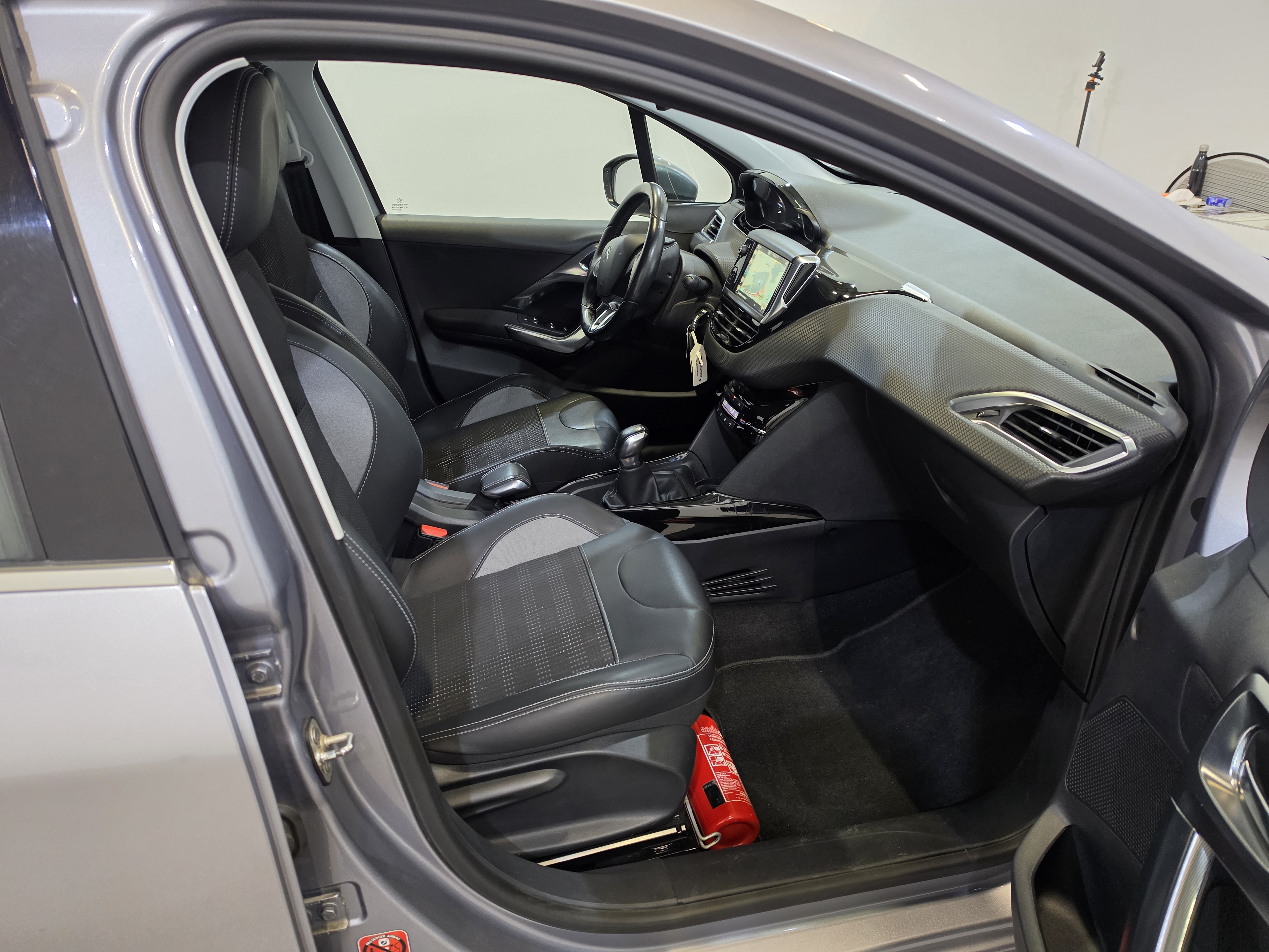 Peugeot 2008 1.2 PureTech Allure 11