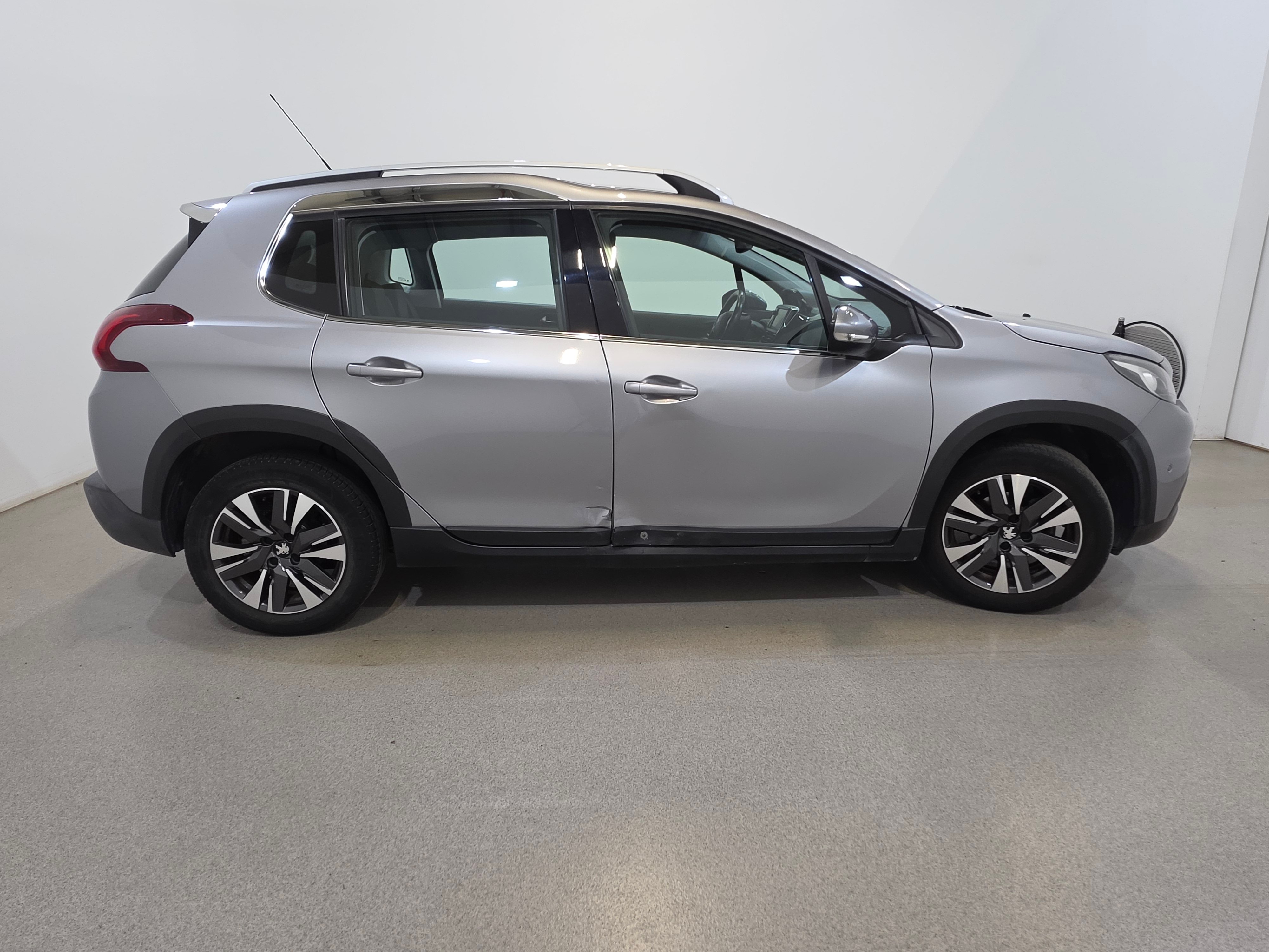 Peugeot 2008 1.2 PureTech Allure 5