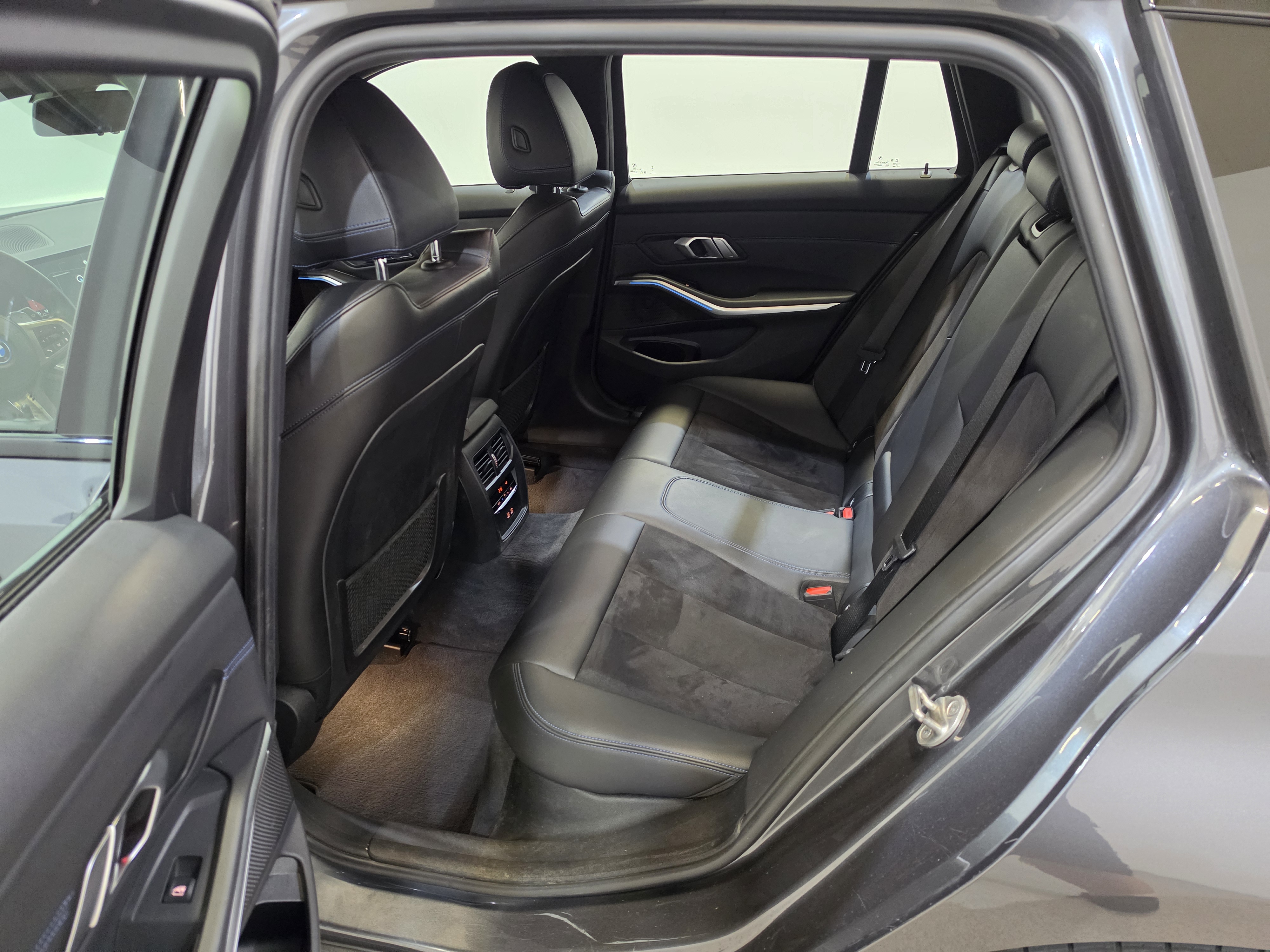 BMW 320e Plug-In Hybrid M-Sport 12