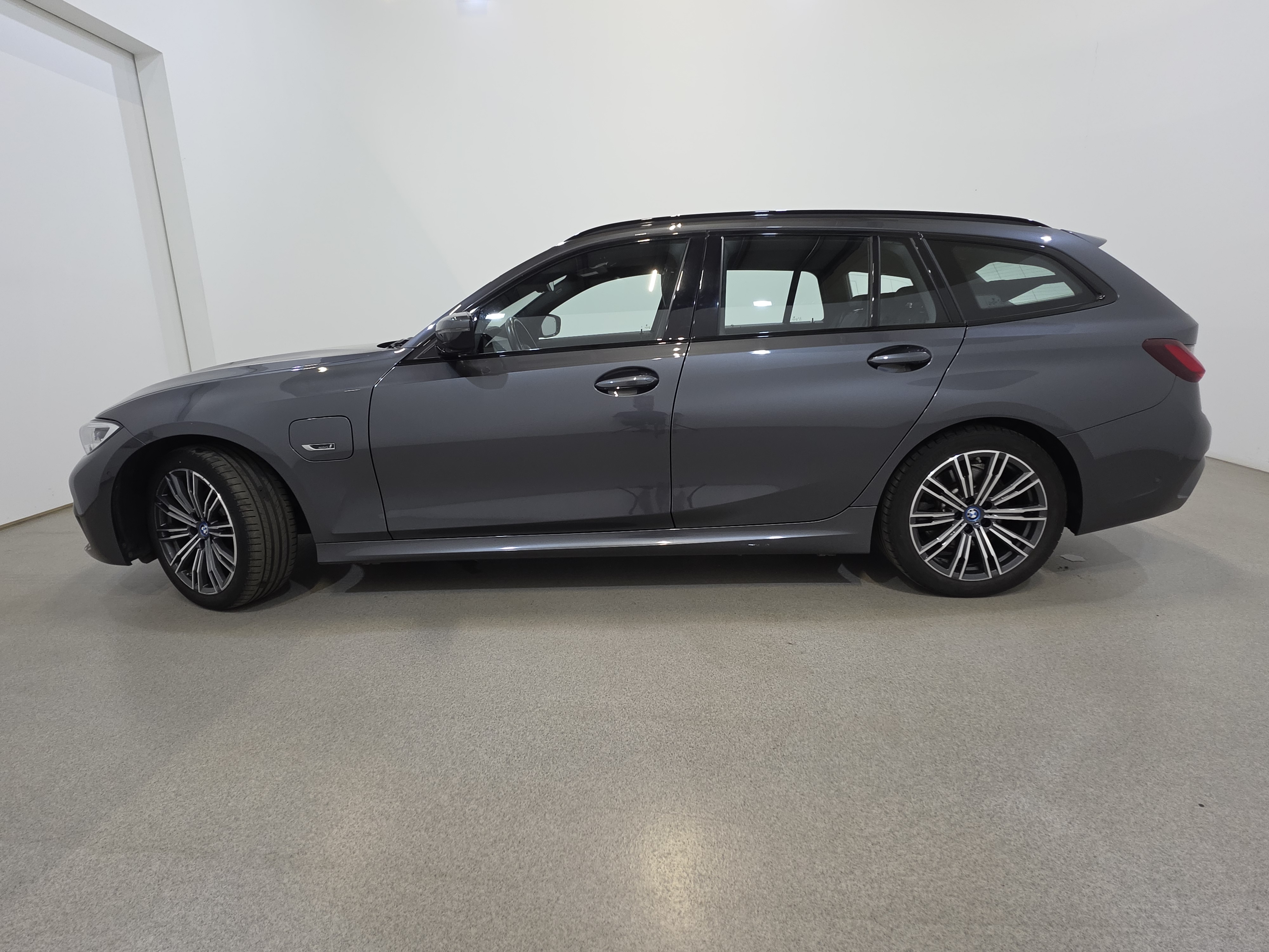 BMW 320e Plug-In Hybrid M-Sport 2