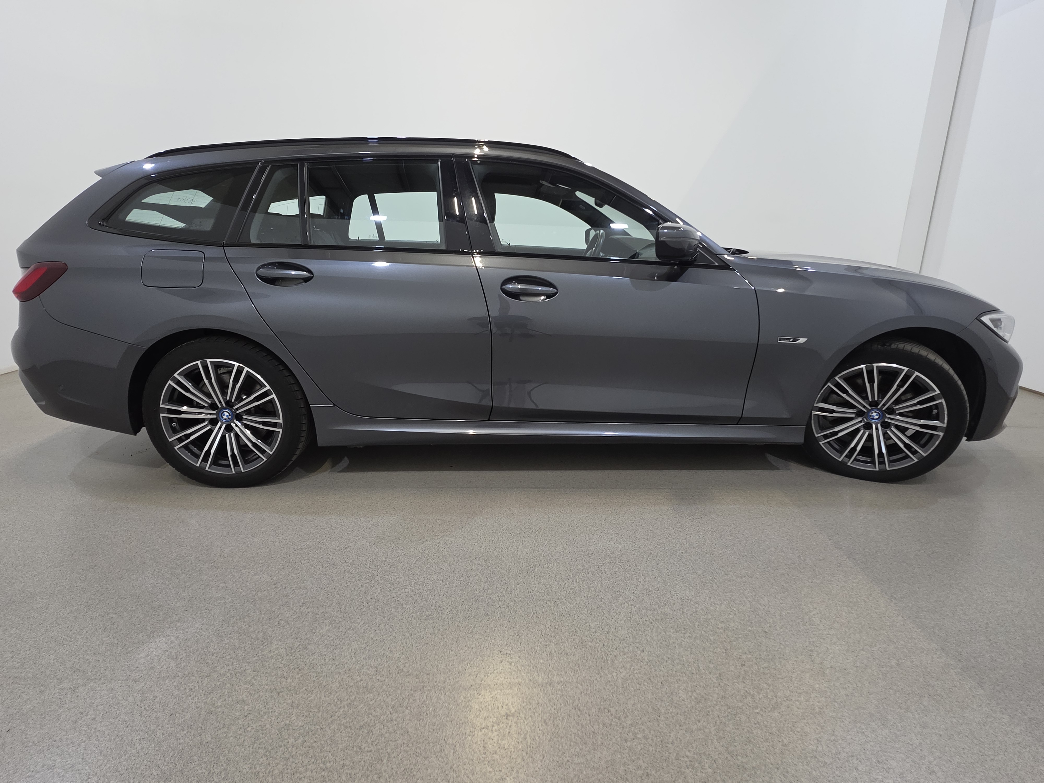 BMW 320e Plug-In Hybrid M-Sport 5