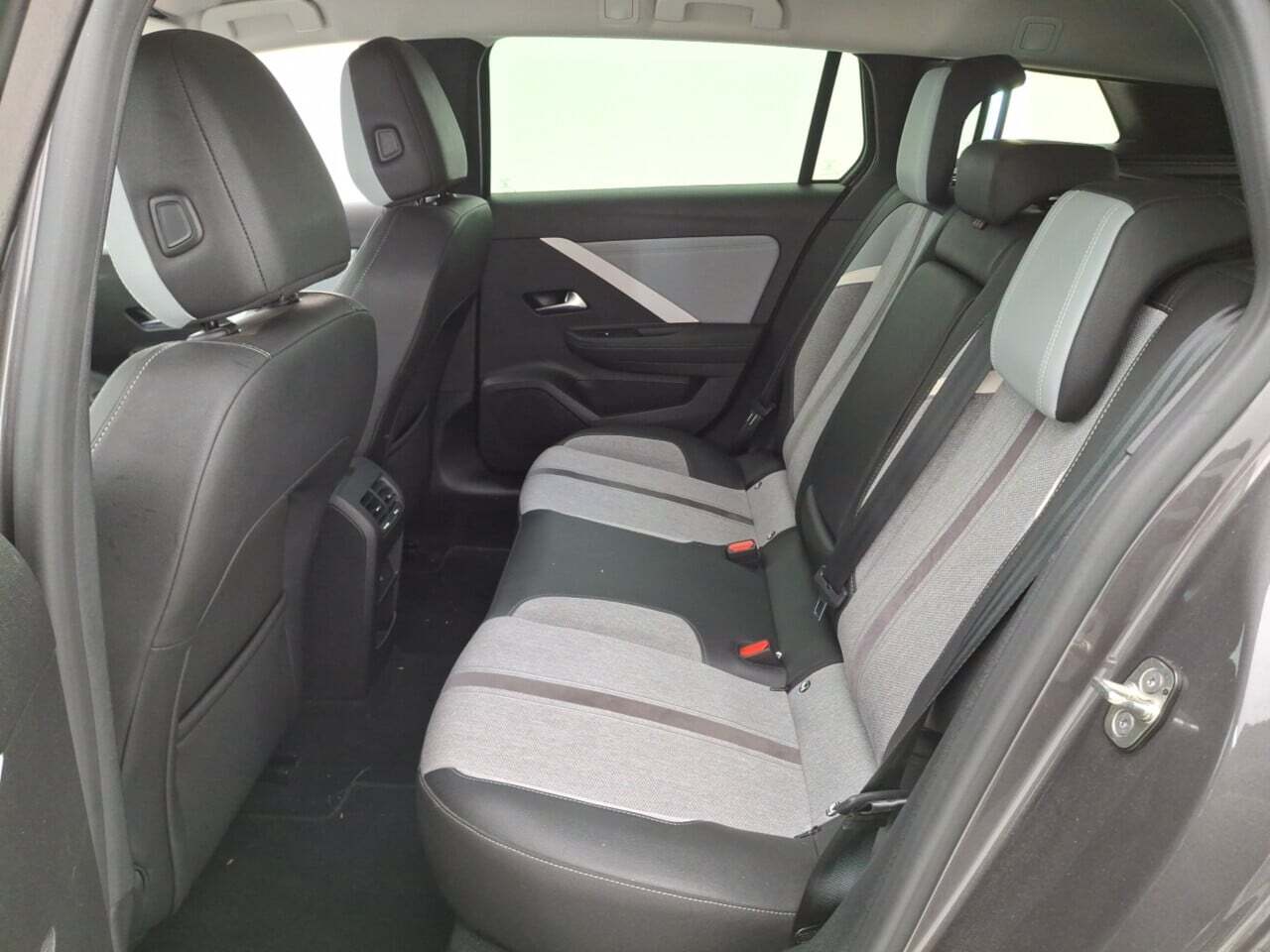 Opel Astra 1.5 Turbo D Elegance 8