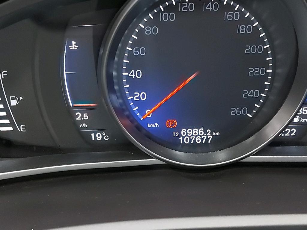 Volvo V40 2.0 T2 R-Design 8