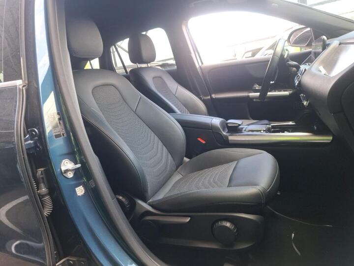 Mercedes-Benz GLA 250 e Plug-In Hybrid 8