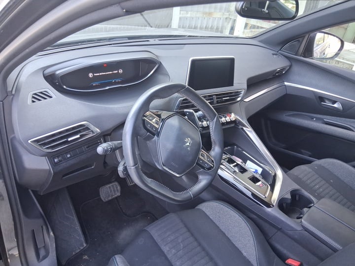 Peugeot 3008 1.2 PureTech EAT8 6