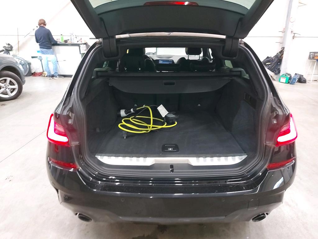 BMW 330e Plug-In Hybrid M-Sport Touring 6