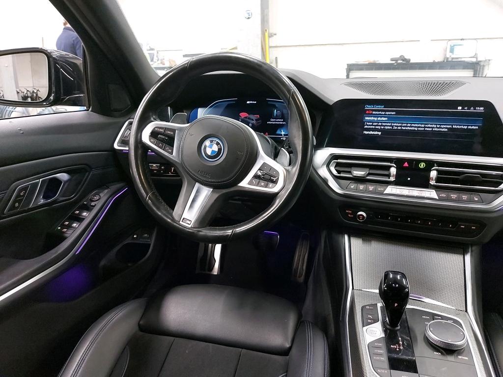 BMW 330e Plug-In Hybrid M-Sport Touring 3
