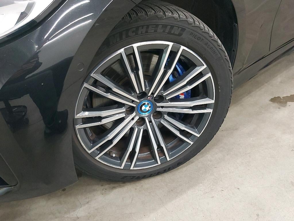 BMW 330e Plug-In Hybrid M-Sport Touring 32
