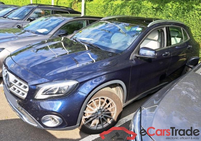 Mercedes GLA 180 D Pano LED-Xenon Command Navi Sport-Leather KeylessGo Klima PDC ... #1
