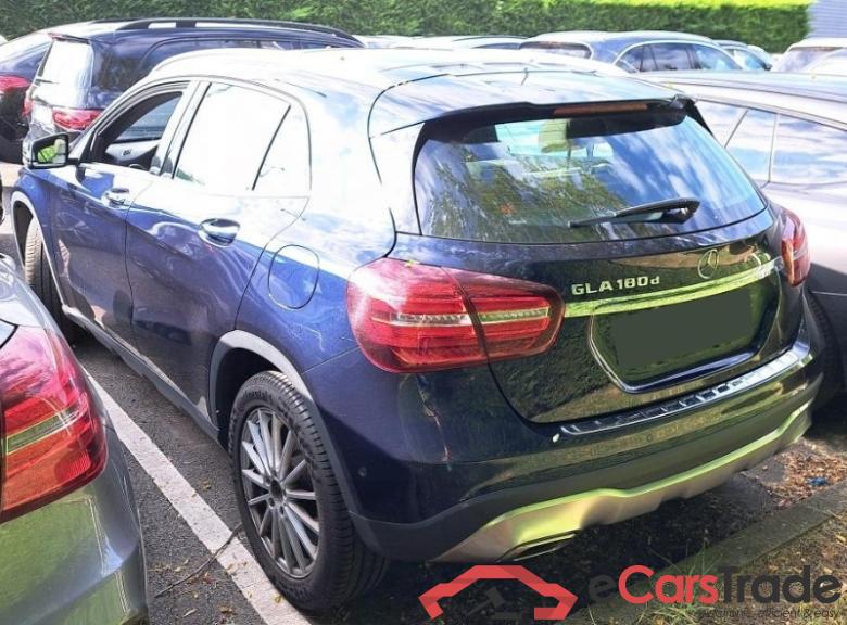 Mercedes GLA 180 D Pano LED-Xenon Command Navi Sport-Leather KeylessGo Klima PDC ... #4