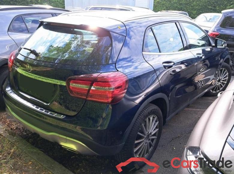 Mercedes GLA 180 D Pano LED-Xenon Command Navi Sport-Leather KeylessGo Klima PDC ... #3