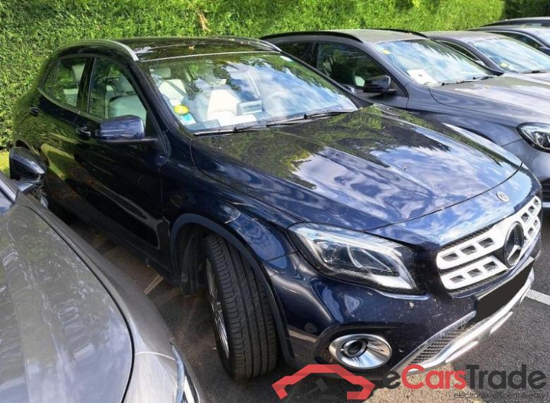 Mercedes GLA 180 D Pano LED-Xenon Command Navi Sport-Leather KeylessGo Klima PDC ... #2