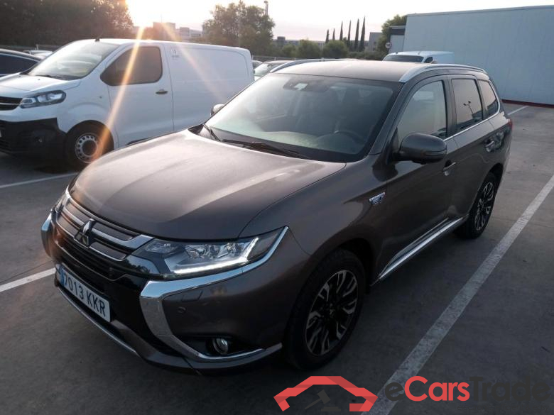 Mitsubishi 2.0 PHEV Kaiteki Auto 4WD MITSUBISHI OUTLANDER 5p 3G todoterreno 2.0 PHEV Kaiteki Auto 4WD