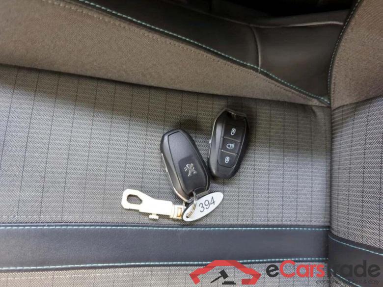 PEUGEOT 2008 1.2 PureTech Allure #5 PEUGEOT 2008 1.2 PureTech Allure #5