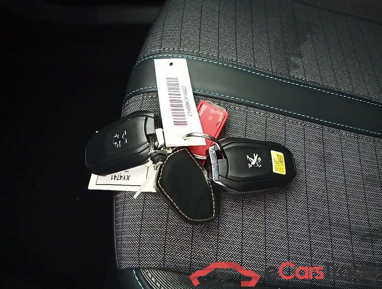 PEUGEOT E-2008 50 kWh Allure 5d #4