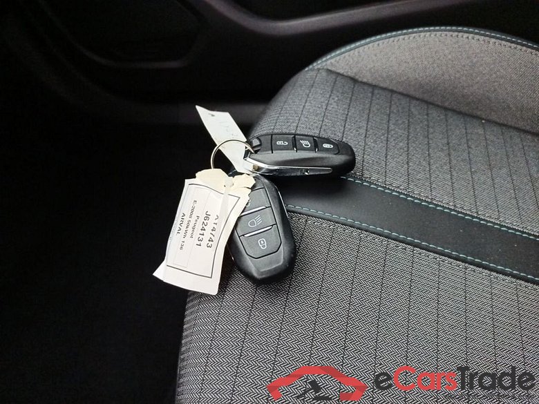 PEUGEOT E-2008 50 kWh Allure 5d #4