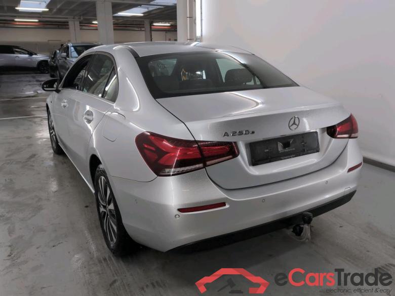 MERCEDES-BENZ A-CLASS LIMOUSINE 1.3 A 250 E DCT #3