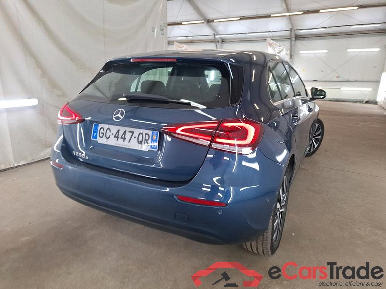MERCEDES-BENZ Classe A Compact / 2018 / 5P / Berline A 250 e Business Line 8G-DCT #3