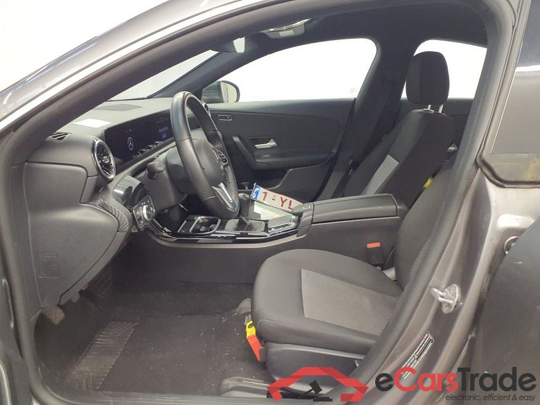 Mercedes-Benz CLA CLA 180 d Business Solution 4d #3