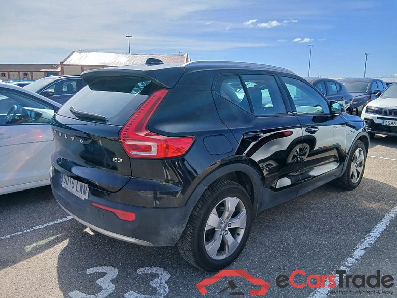 VOLVO XC40 / 2017 / 5P / todoterreno 2.0 B3 G Momentum Pro Auto #2