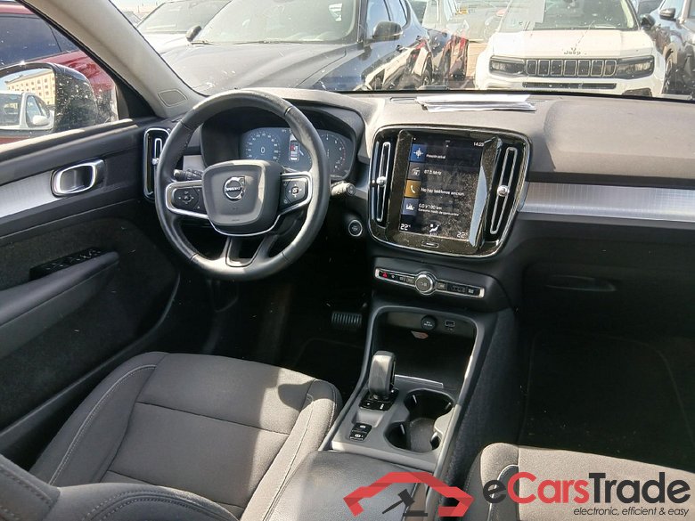 VOLVO XC40 / 2017 / 5P / todoterreno 2.0 B3 G Momentum Pro Auto #3