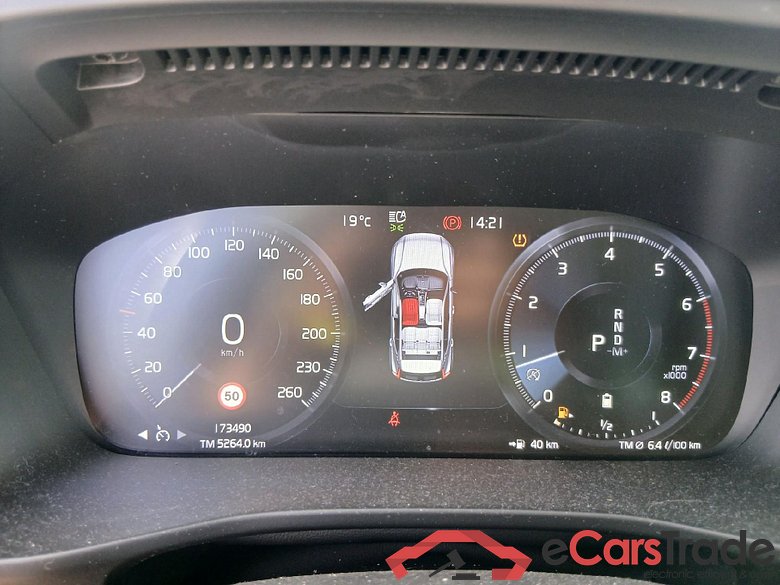 VOLVO XC40 / 2017 / 5P / todoterreno 2.0 B3 G Momentum Pro Auto #4