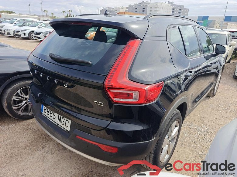 VOLVO XC40 1.5 T2 Essential Dark Auto 130 CV #2