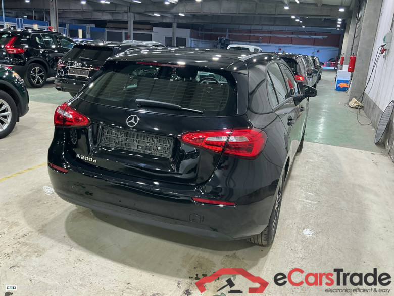 MERCEDES-BENZ A-CLASS 1.3 A 180 ESSENTIAL LINE DCT #4