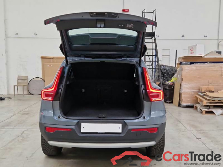 VOLVO XC40 / 2017 / 5P / SUV T3 MOMENTUM PRO #4