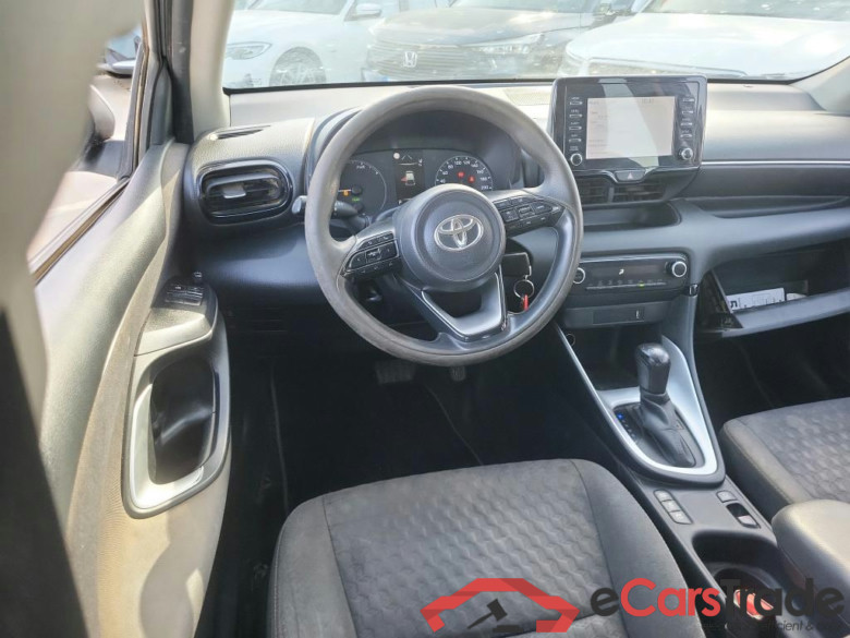 TOYOTA Yaris / 2020 / 5P / berlina con portón 1.5 120H Business Plus #3