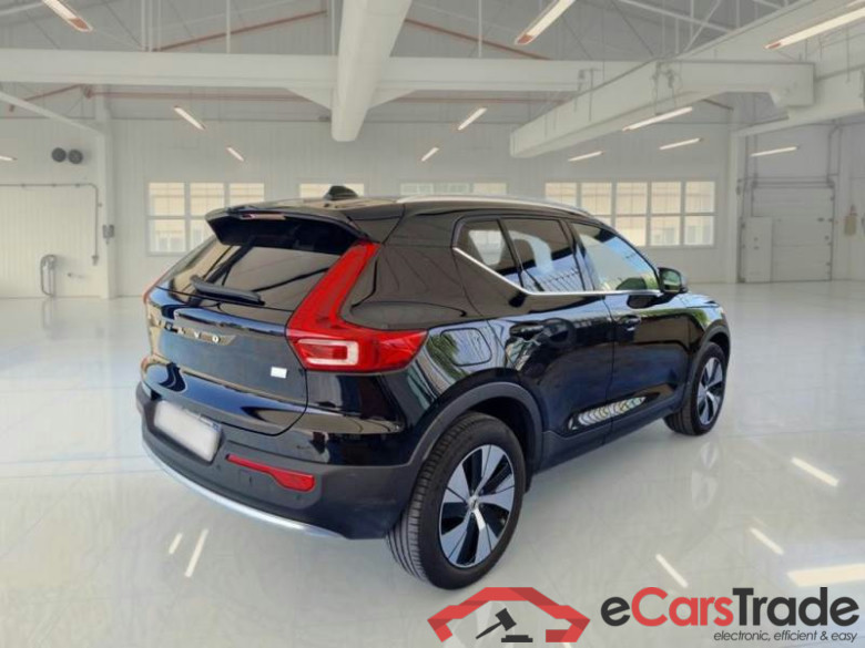 VOLVO XC40 / 2021 / 5P / SUV T4 Recharge Plug-in auto Essential #2