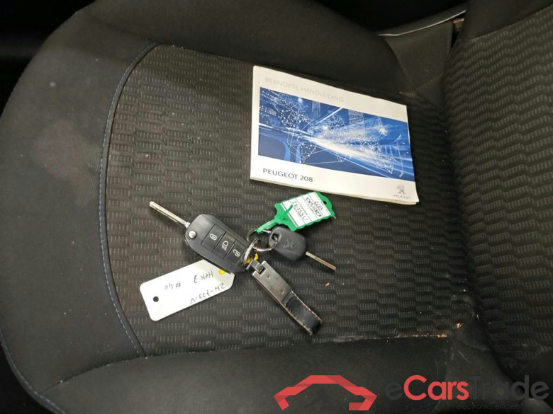 Peugeot 208 Signature 1.2 PureTech 82 5d  d.riem 07-2025 #4