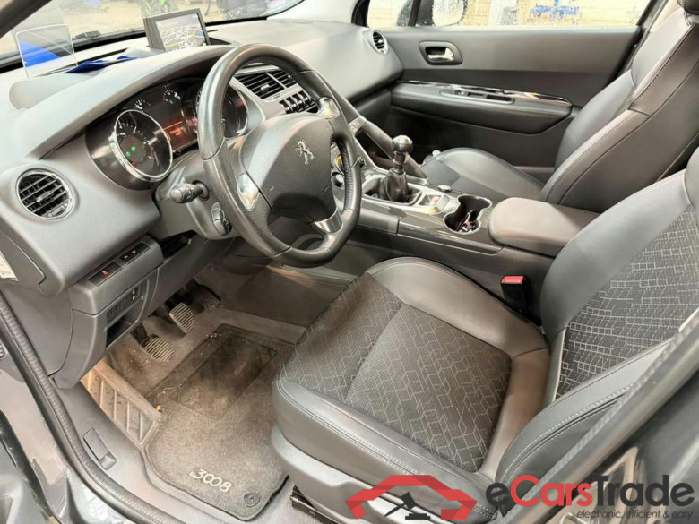 PEUGEOT 3008 1.2 PureTech Allure #1